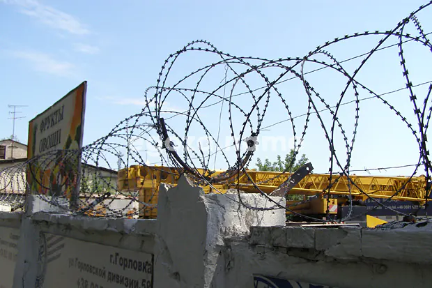 Shapeless coils of a concertina barrier, third-party contractor