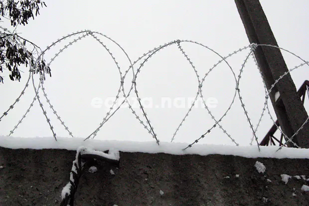 Concertina barrier too stretched during erection, third party contractor