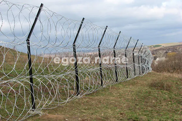 Shaky Egoza concertina barrier fence construction, third party contractor