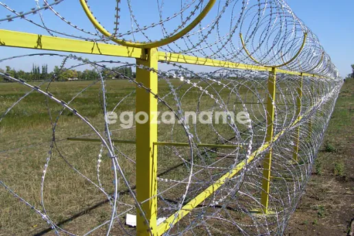 Мощный забор из спиральных барьеров Егоза, установленный нашими монтажниками